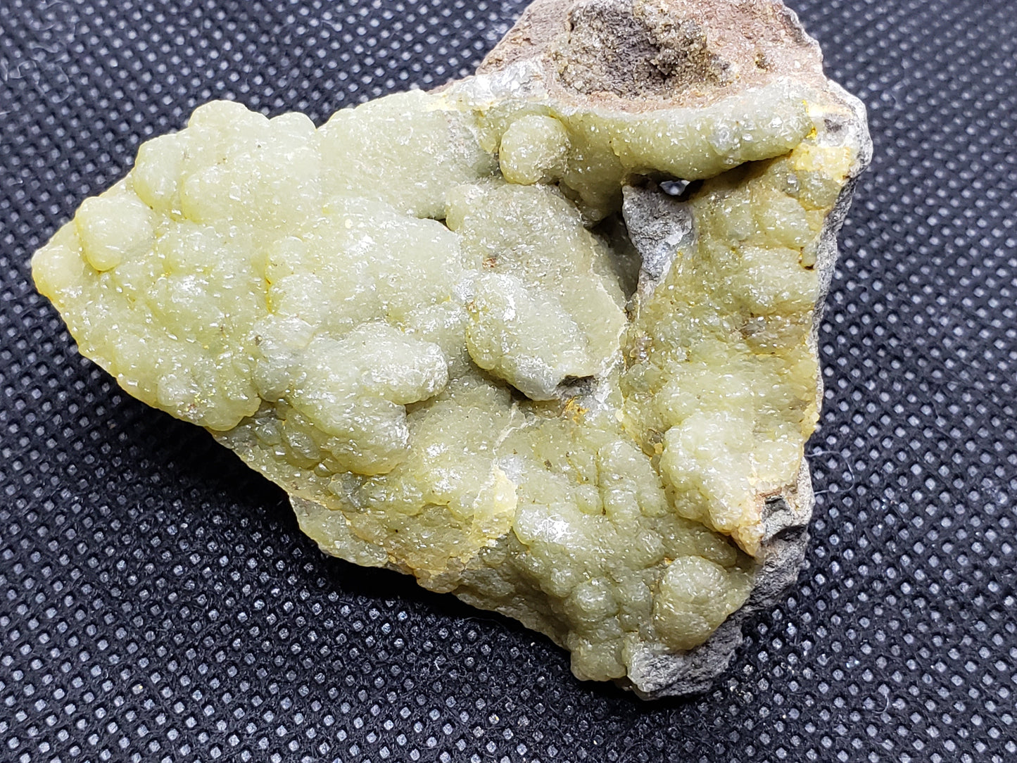 Smithsonite w greenockite specimen