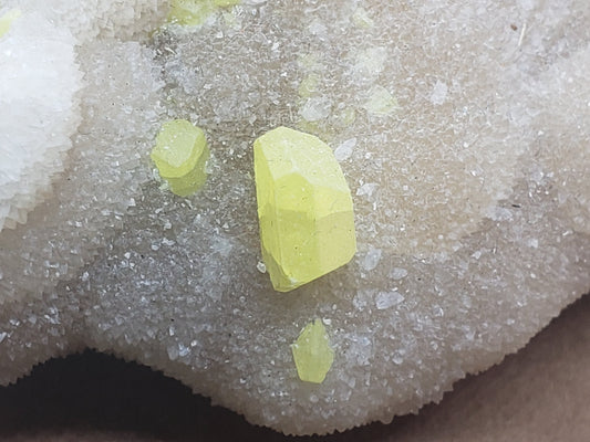 Sulphur (sulfur) on Aragonite