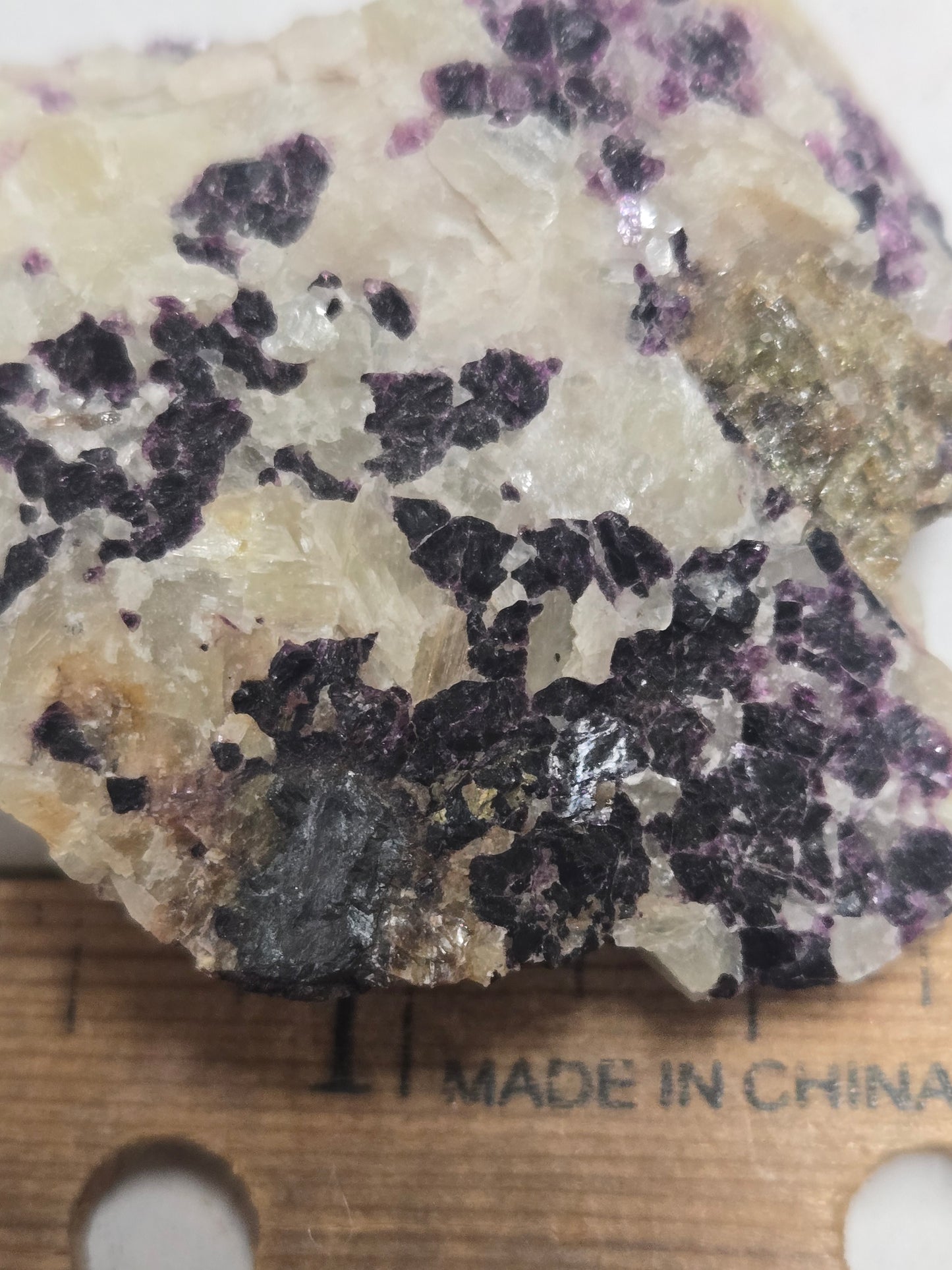 Uraninite w fluorite