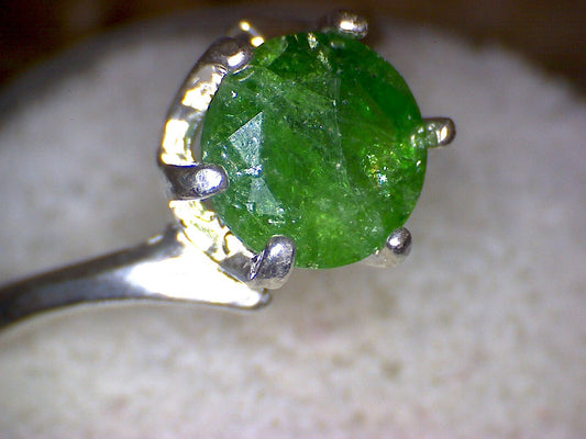 Tsavorite Swirl Solitaire Ring