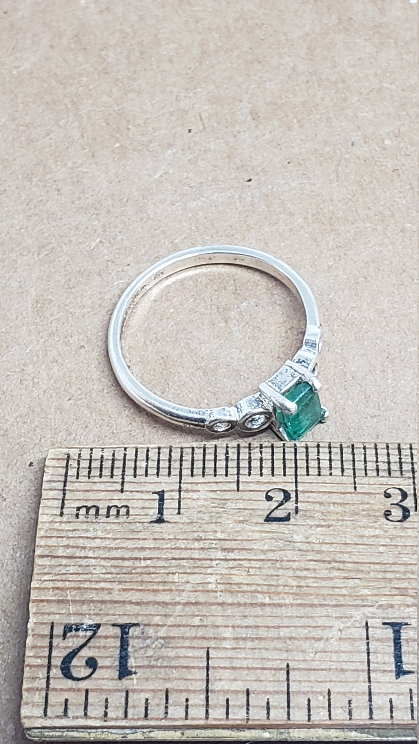 Emerald Loop Shank Ring